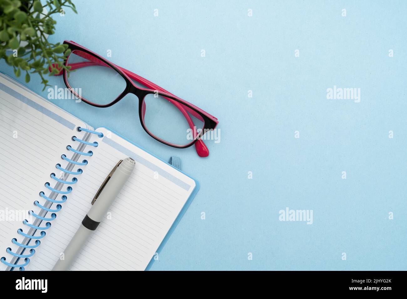 Vista dall'alto di un notebook, una penna e degli occhiali da sole Foto Stock