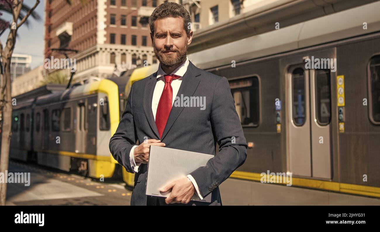 uomo freelance tenere il pc per il lavoro online. uomo d'affari con notebook per blogging Foto Stock