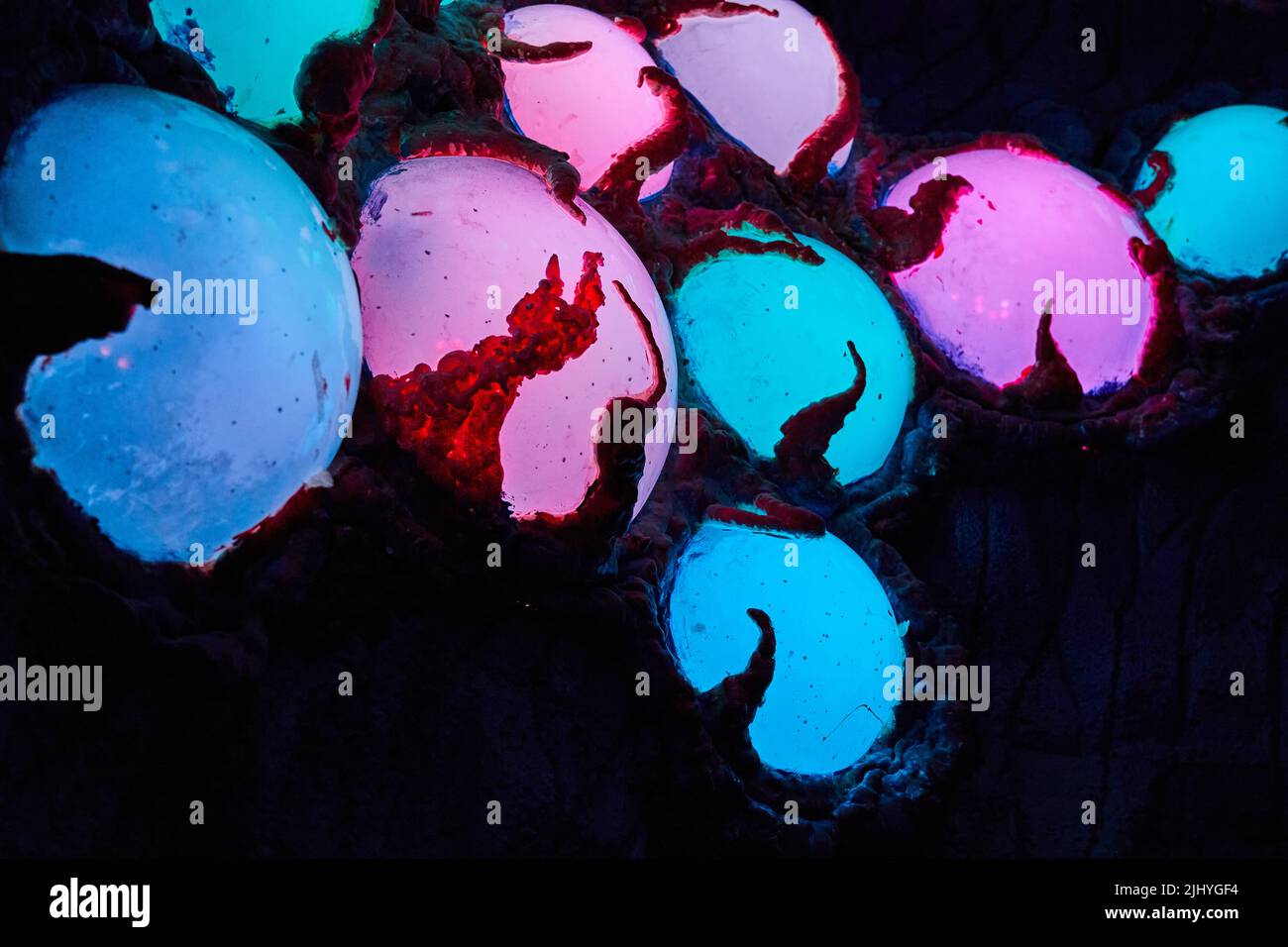 Particolare di orbe colorate sul muro in mostra d'arte Foto Stock
