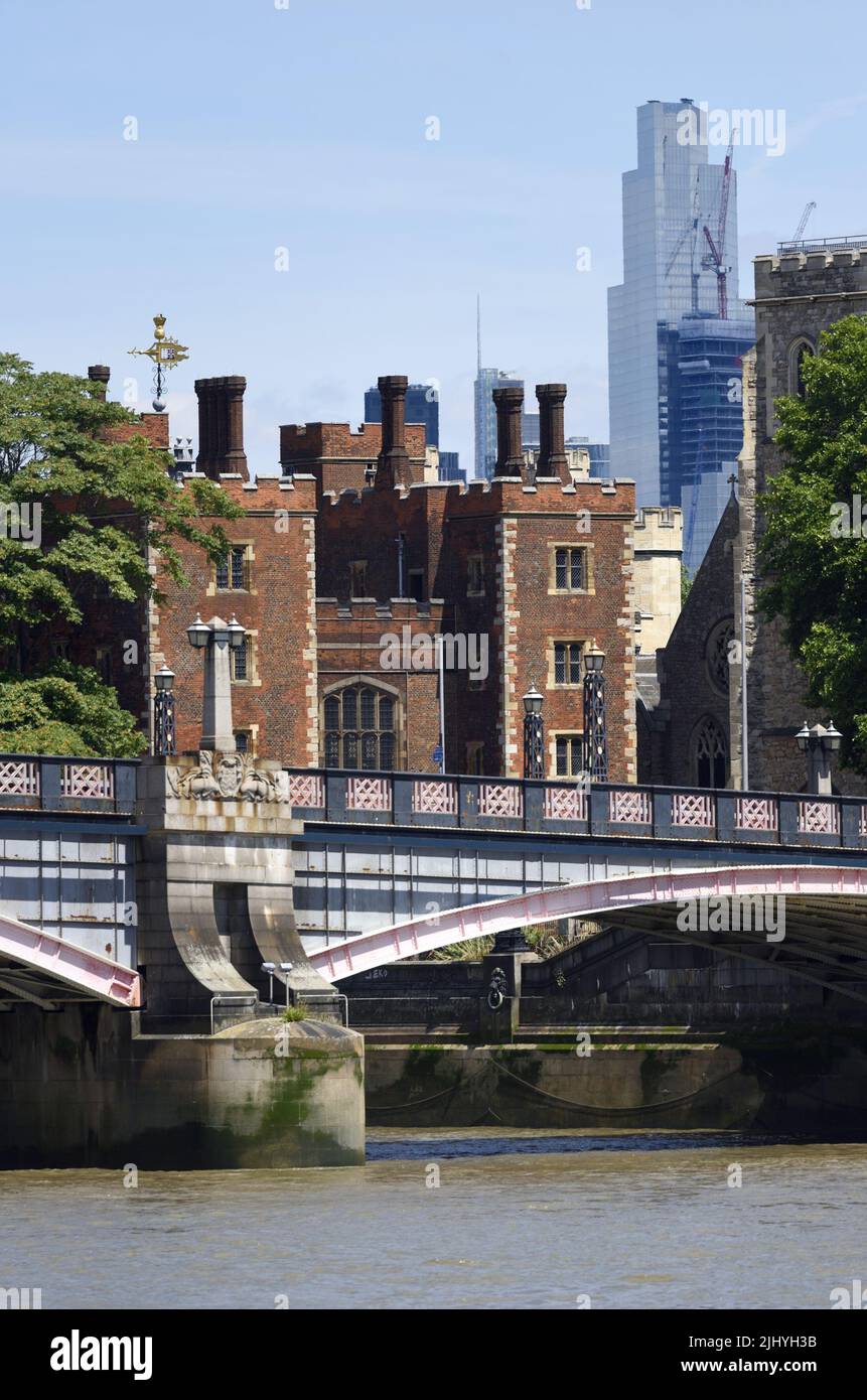 Londra, Inghilterra, Regno Unito. Lambeth Palace, Lambeth Bridge e la NatWest Tower / Tower 42 visto da Millbank Foto Stock