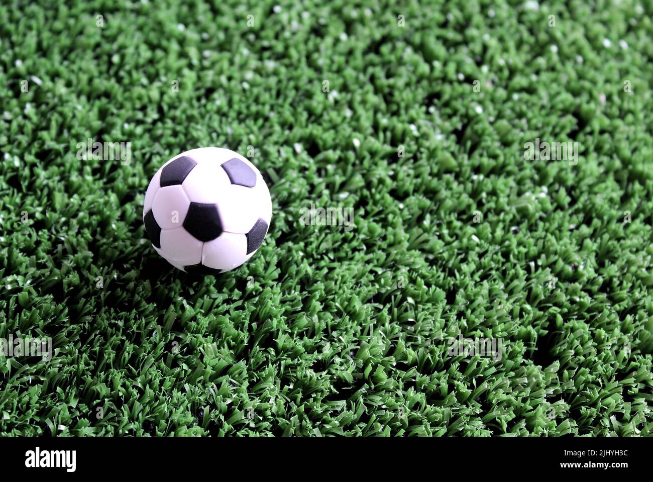 Pallone da calcio sul campo da calcio con spazio per fotocopie. Sport, concetto di calcio. Foto Stock