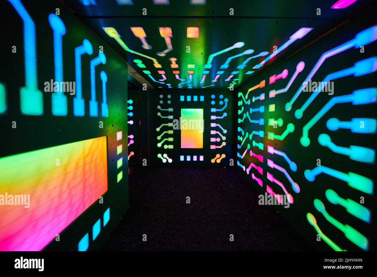 Piccolo tunnel di luci per computer arcobaleno Foto Stock