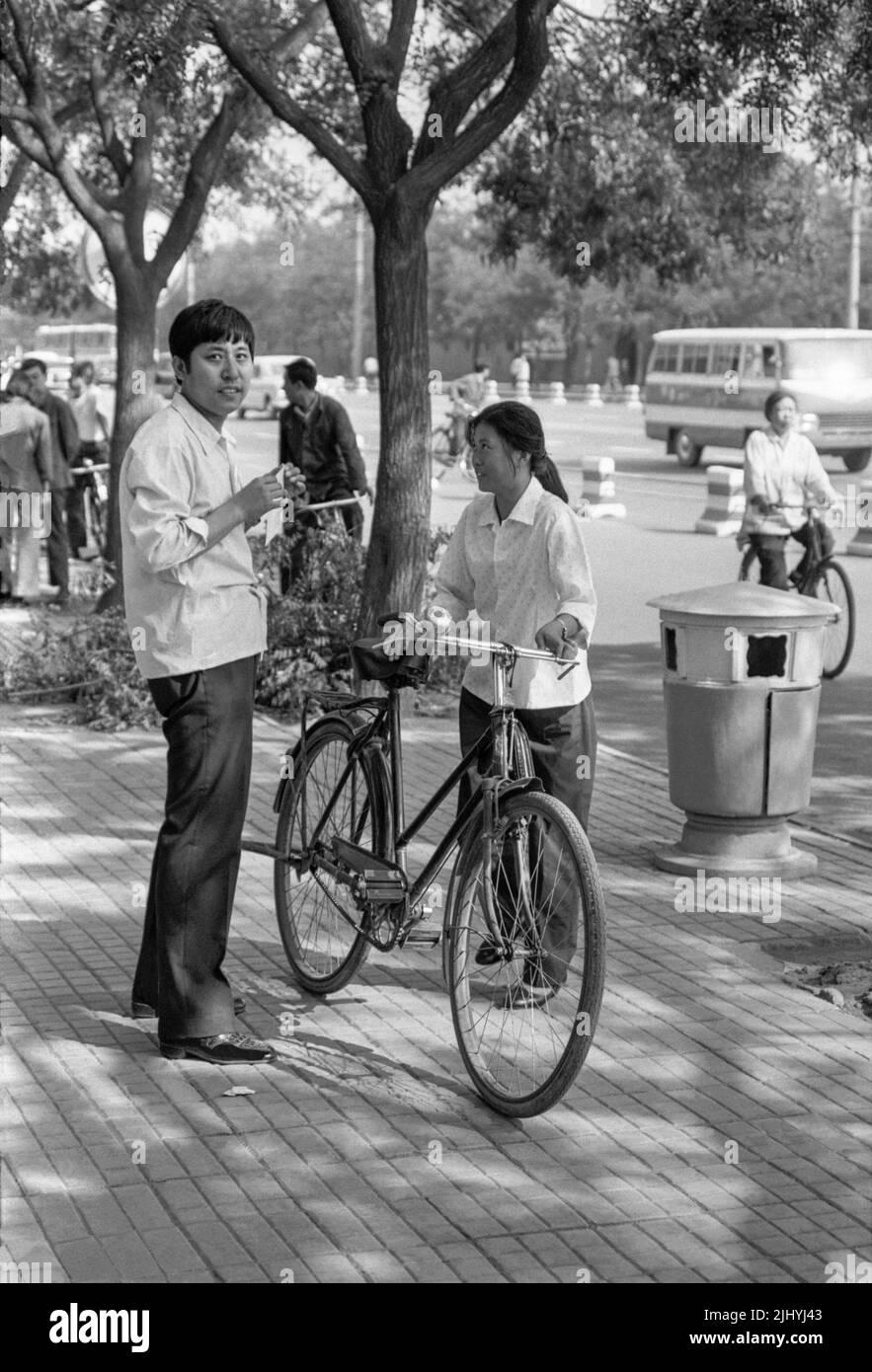 CINA XIAN giovane coppia si incontrano per un piccolo colloquio durante la passeggiata Foto Stock