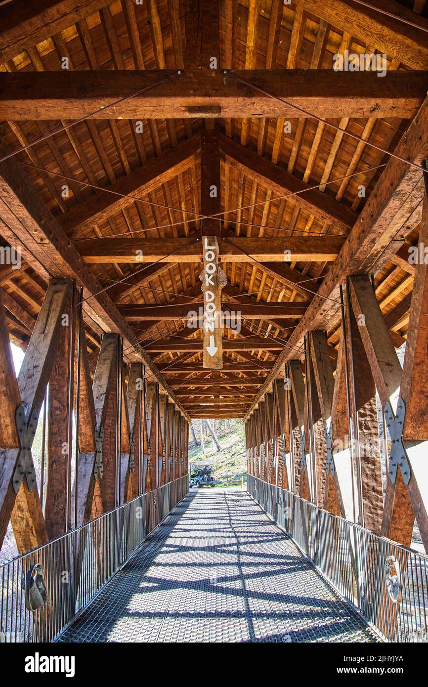 Ponte di legno con cartello di sguardo verso il basso dall'alto Foto Stock