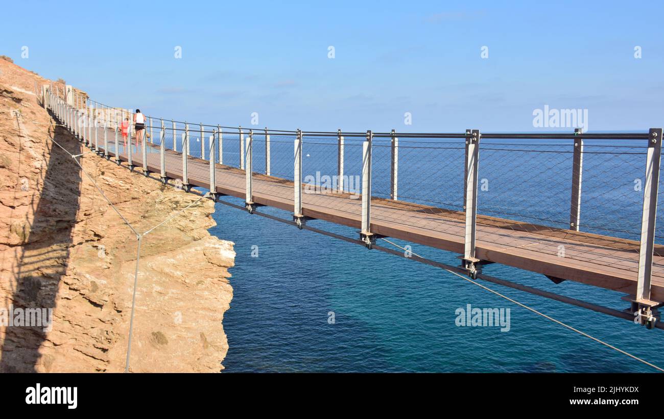 Puente colgante en Torrenueva Playa, Granada Foto Stock