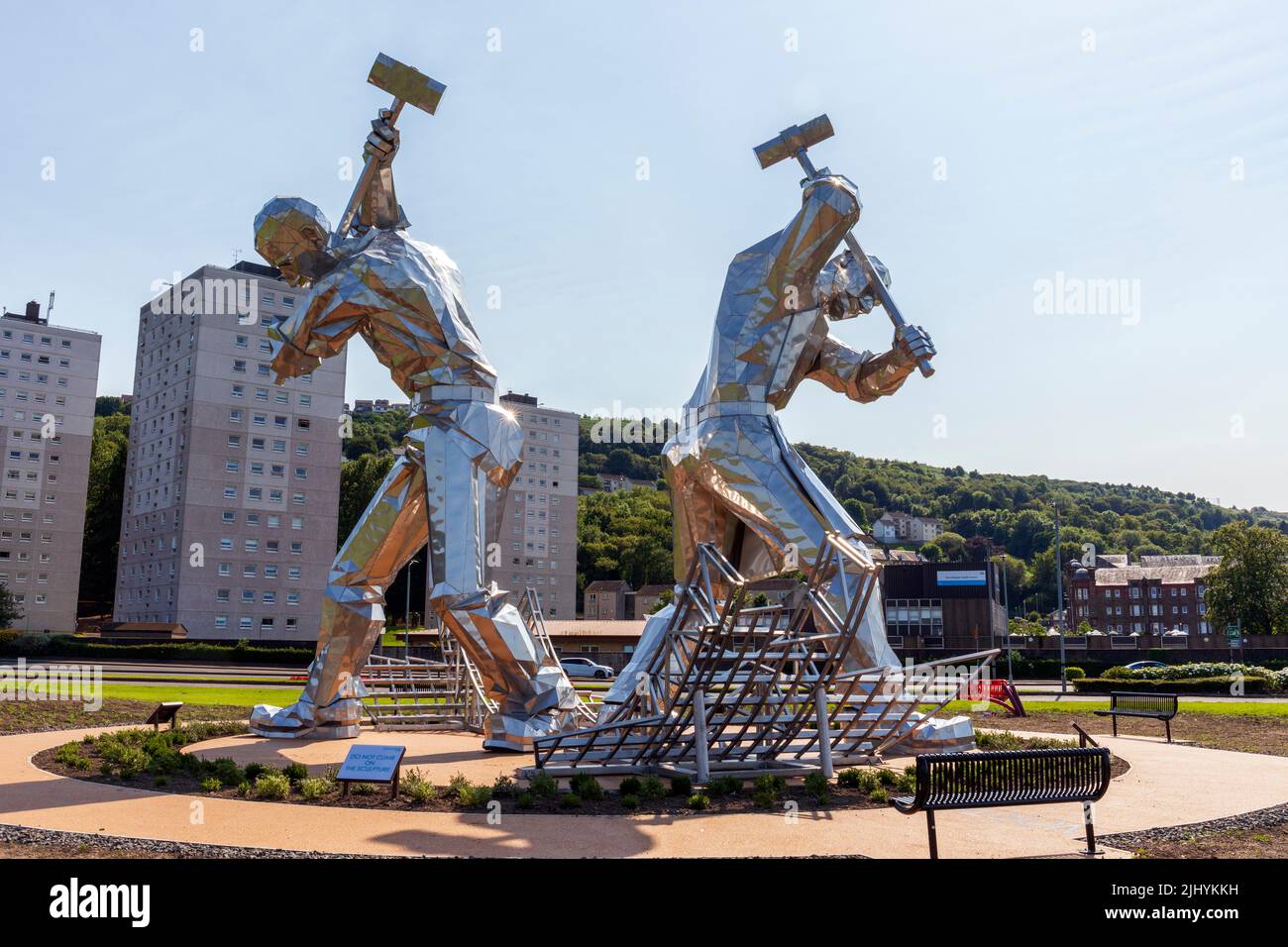 Sculture d'arte in acciaio inossidabile chiamate 'costruttori di Port Glasgow' da John McKenna nel Parco di Coronation, Port Glasgow raffiguranti operai Foto Stock