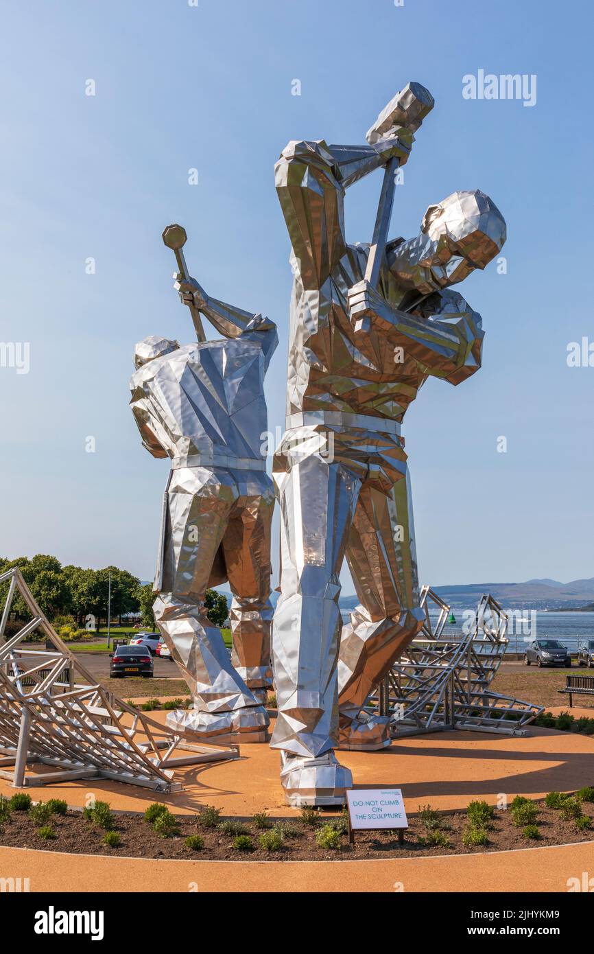 Sculture d'arte in acciaio inossidabile chiamate 'costruttori di Port Glasgow' da John McKenna nel Parco di Coronation, Port Glasgow raffiguranti operai Foto Stock