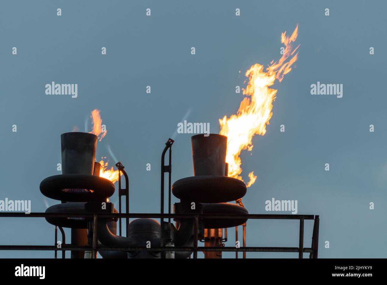 Punto di Ayr terminale gas, catasta gas flare, Galles, Regno Unito Foto Stock