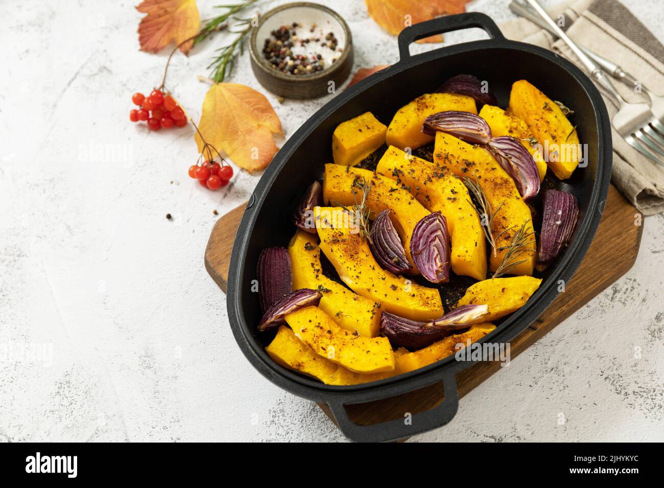 Cibo sano al forno. Cheto, dieta paleo, veggie o pasto vegetariano. Le zucche arrosto affettano con rosmarino e cipolla viola su un tavolo in pietra. Spazio di copia Foto Stock