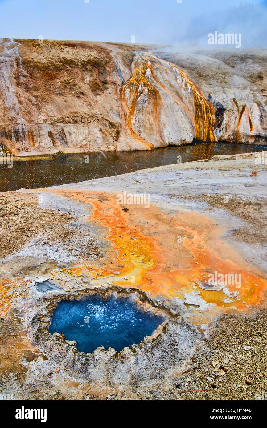 Sorgente blu vibrante cinese in Yellowstone che scorre nel fiume Foto Stock