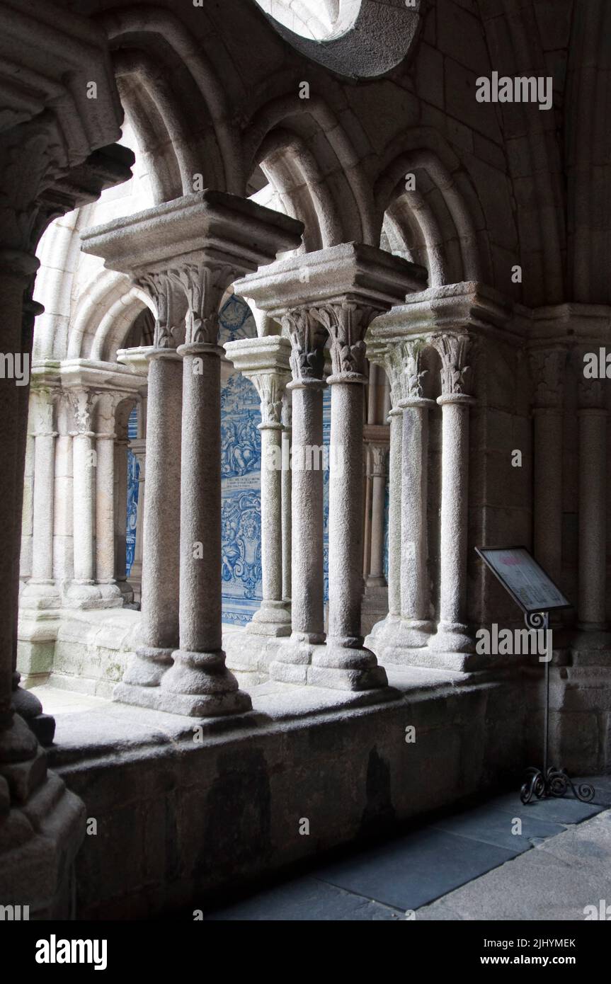 Angolo del chiostro della cattedrale visto dal corridoio. Stile gotico. Porto, Portogallo Foto Stock