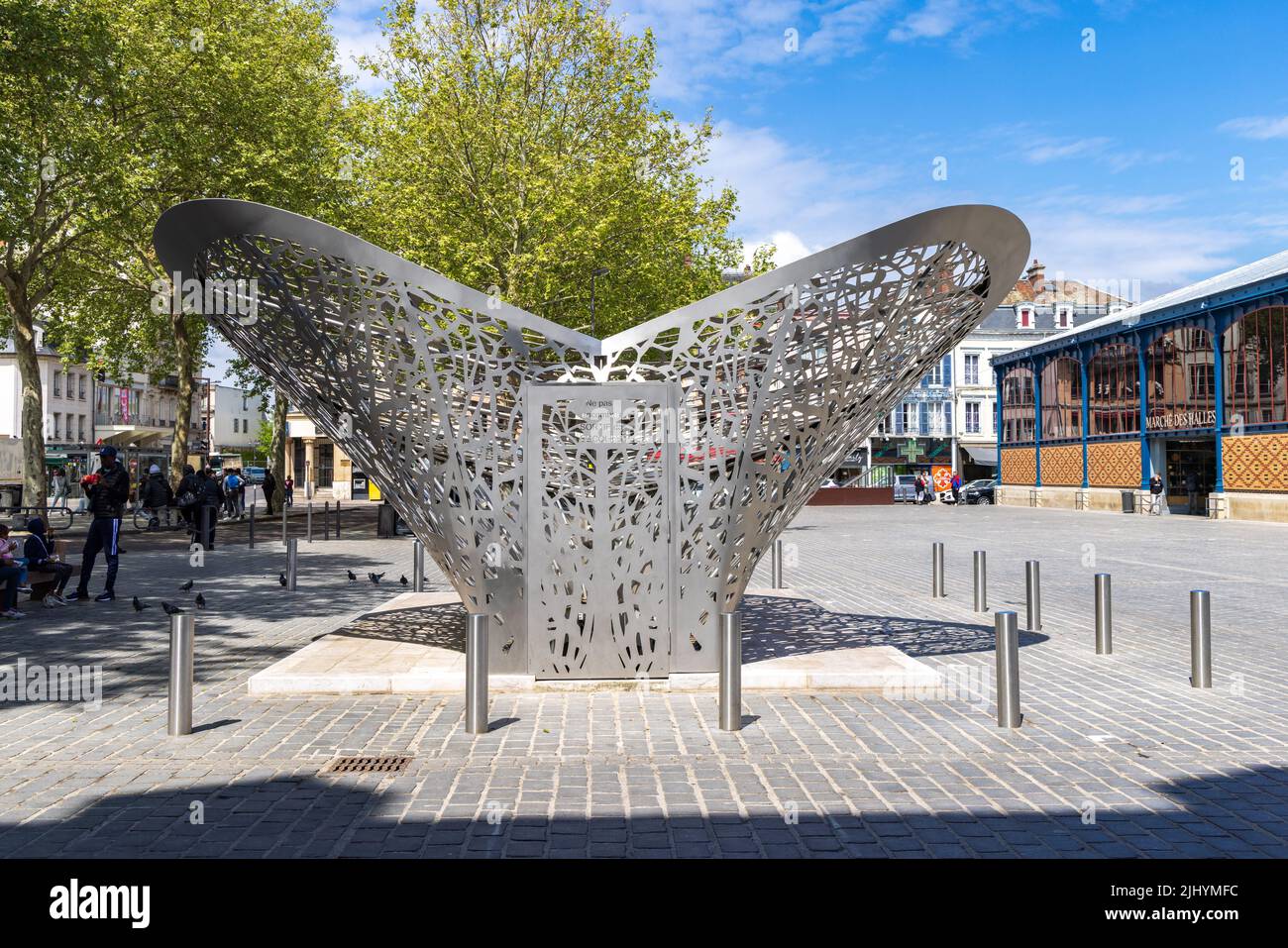 Troyes, Francia -5 maggio 2022: Arte moderna di una farfalla nel centro di Troyes in Francia Foto Stock