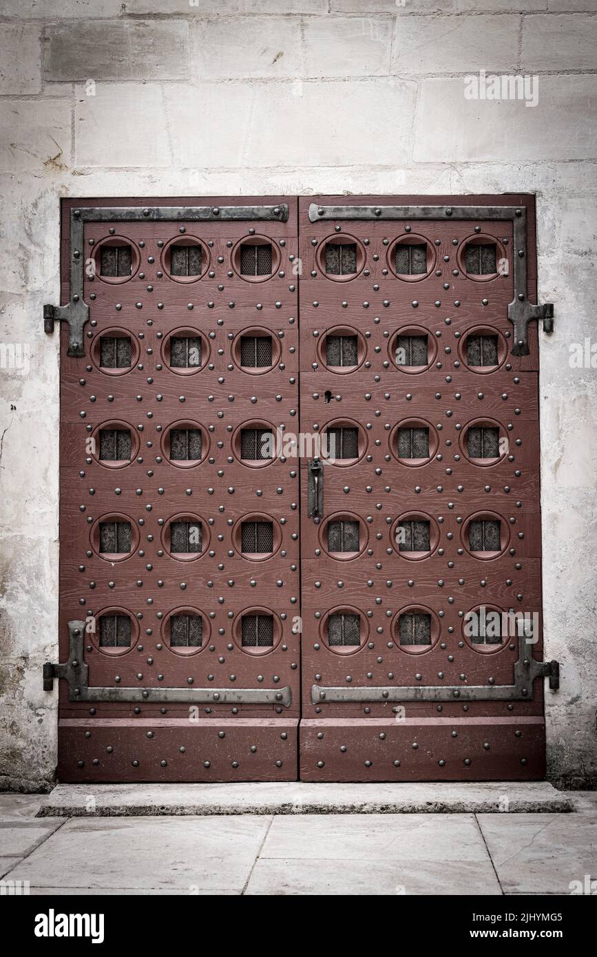Sfondo con solido porta medievale marrone Foto Stock