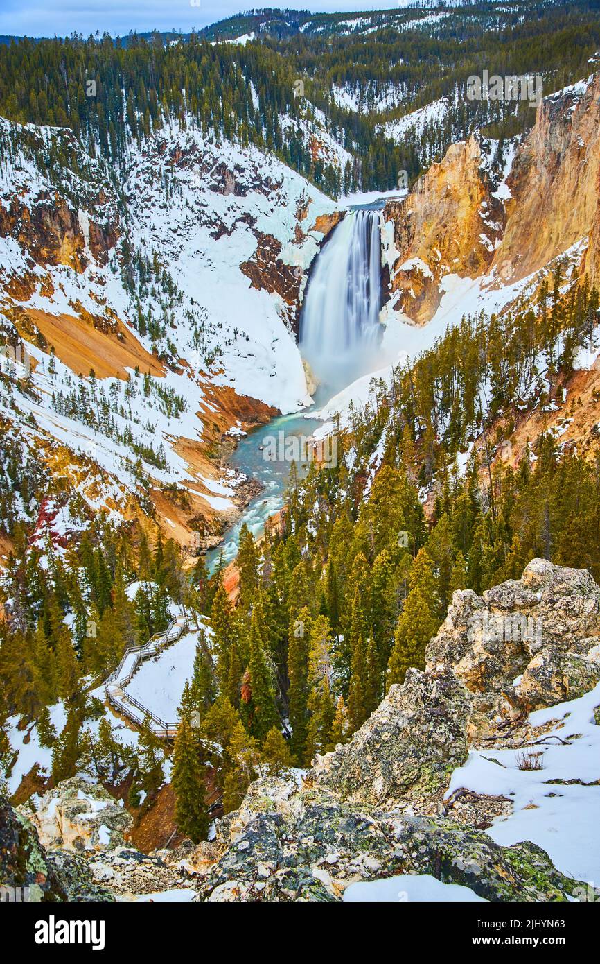 Ammira il canyon in inverno delle splendide cascate Upper Falls a Yellowstone Foto Stock