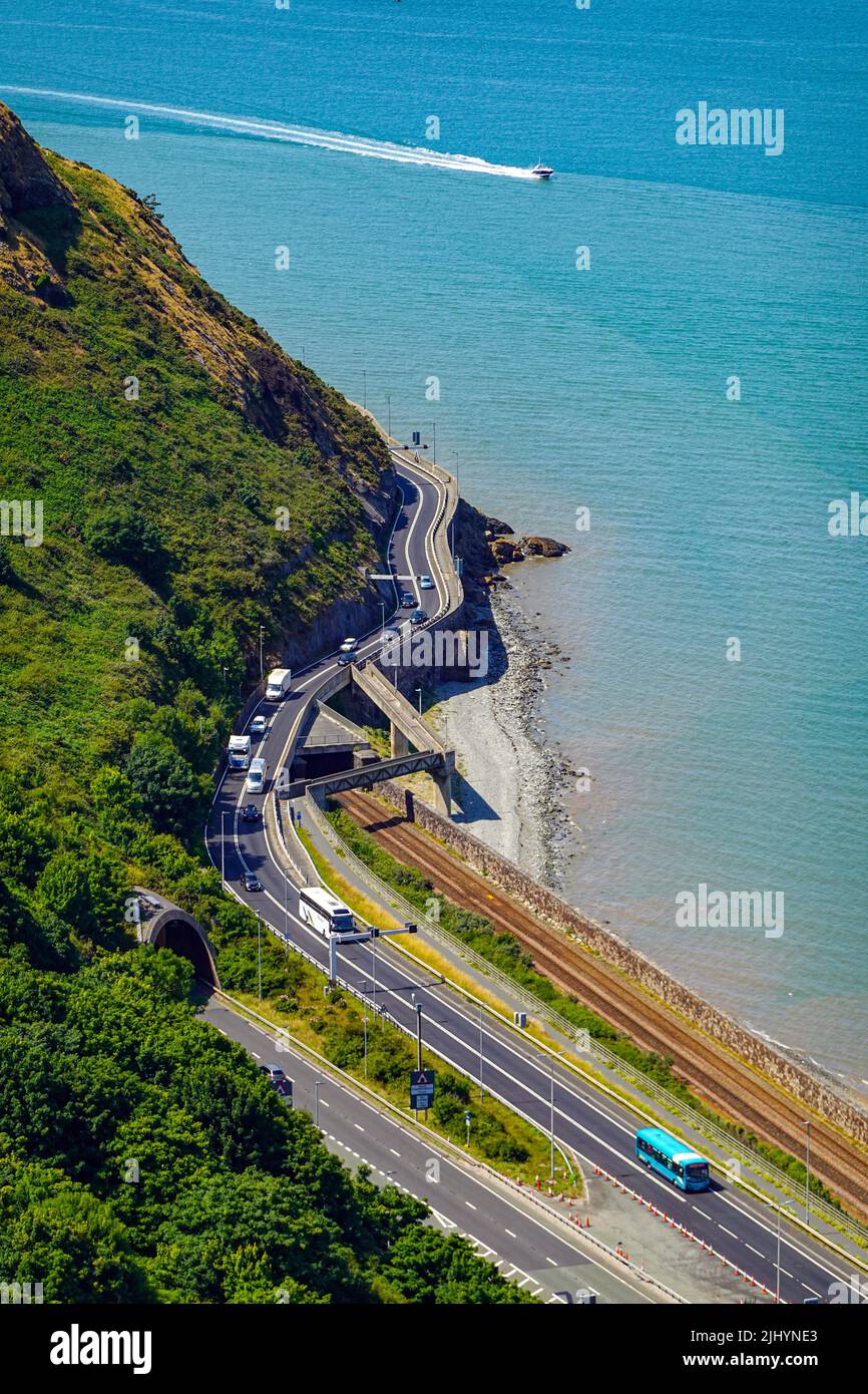 A55 North Wales Expressway, tempo estivo soleggiato sulla costa del Galles del Nord, vicino a Llandudno e Rhyl Foto Stock