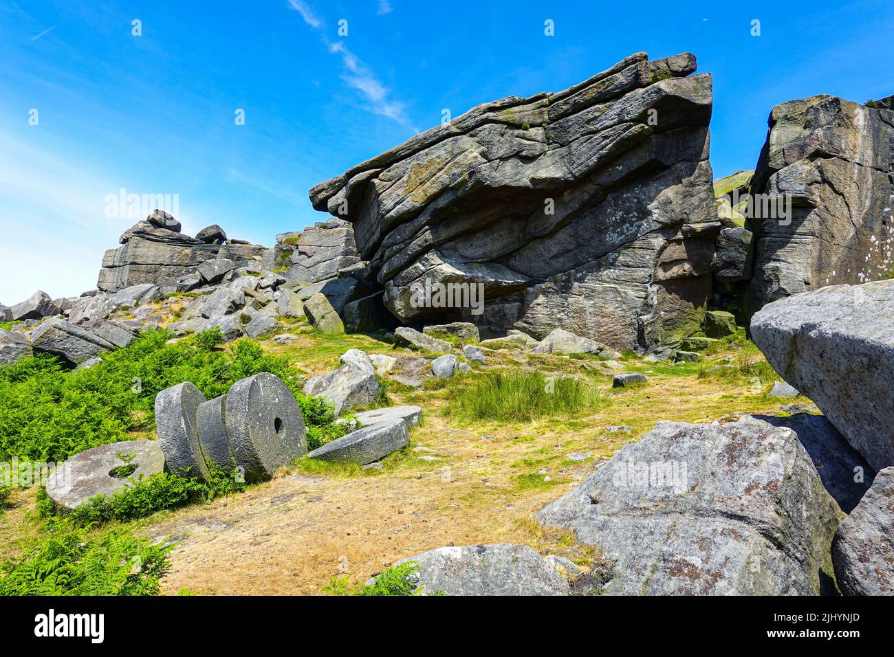 Le macine abbandonate sotto Stanage Edge, la scogliera di pietra, il Peak District National Park, Derbyshire, Regno Unito Foto Stock