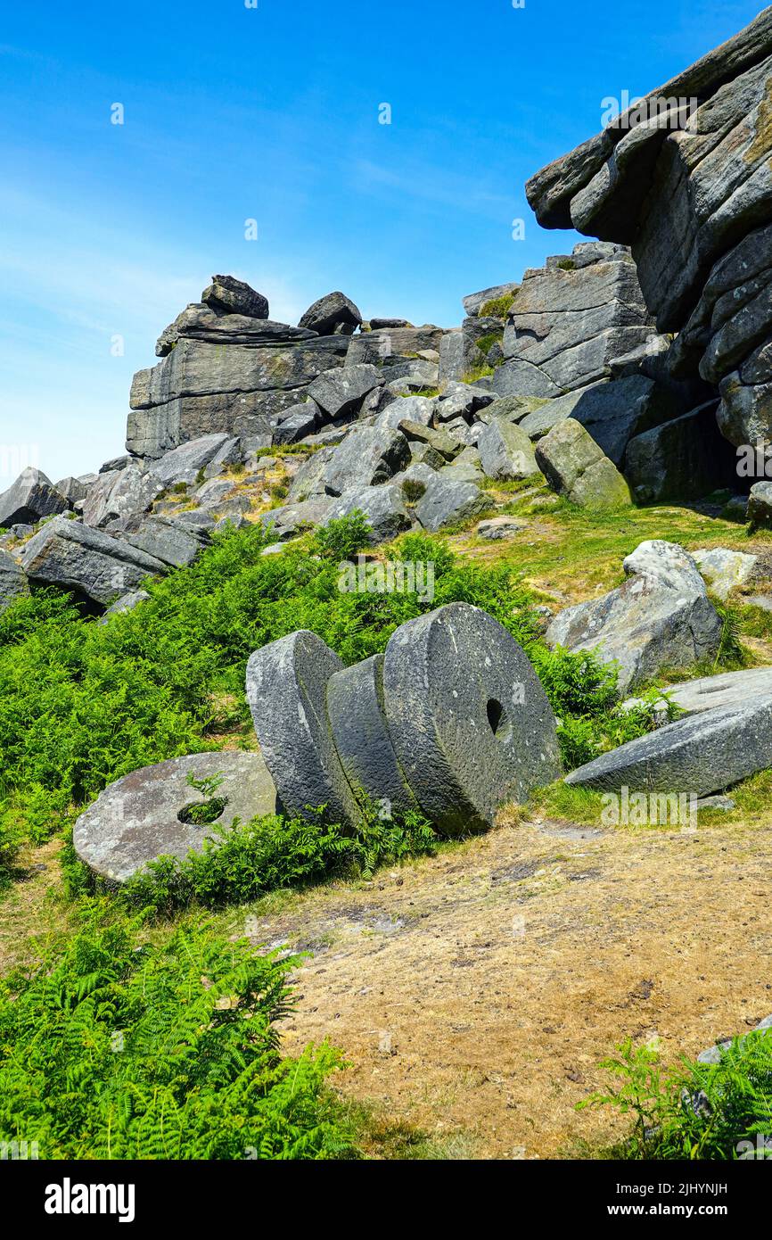 Le macine abbandonate sotto Stanage Edge, la scogliera di pietra, il Peak District National Park, Derbyshire, Regno Unito Foto Stock
