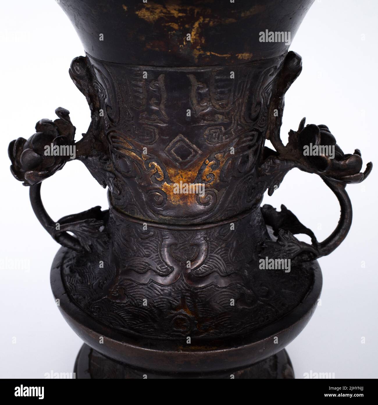 Antico vaso d'altare in bronzo a forma di GU con maschera di taotie decorazione e maniglie floreali. 19th secolo Foto Stock