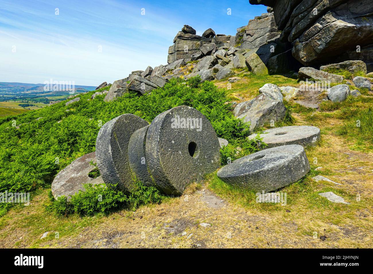 Le macine abbandonate sotto Stanage Edge, la scogliera di pietra, il Peak District National Park, Derbyshire, Regno Unito Foto Stock