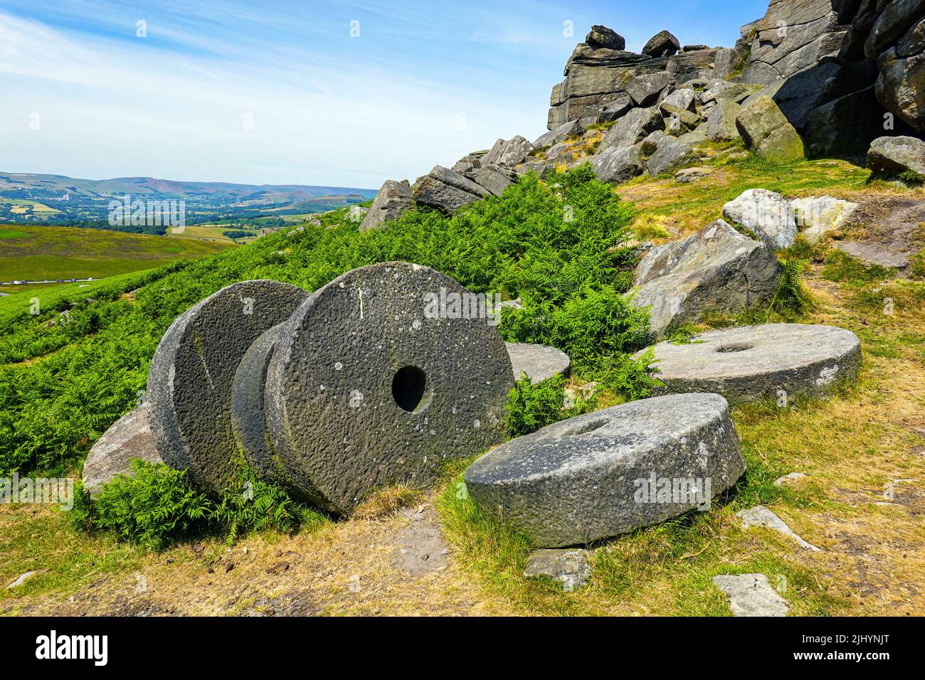 Le macine abbandonate sotto Stanage Edge, la scogliera di pietra, il Peak District National Park, Derbyshire, Regno Unito Foto Stock