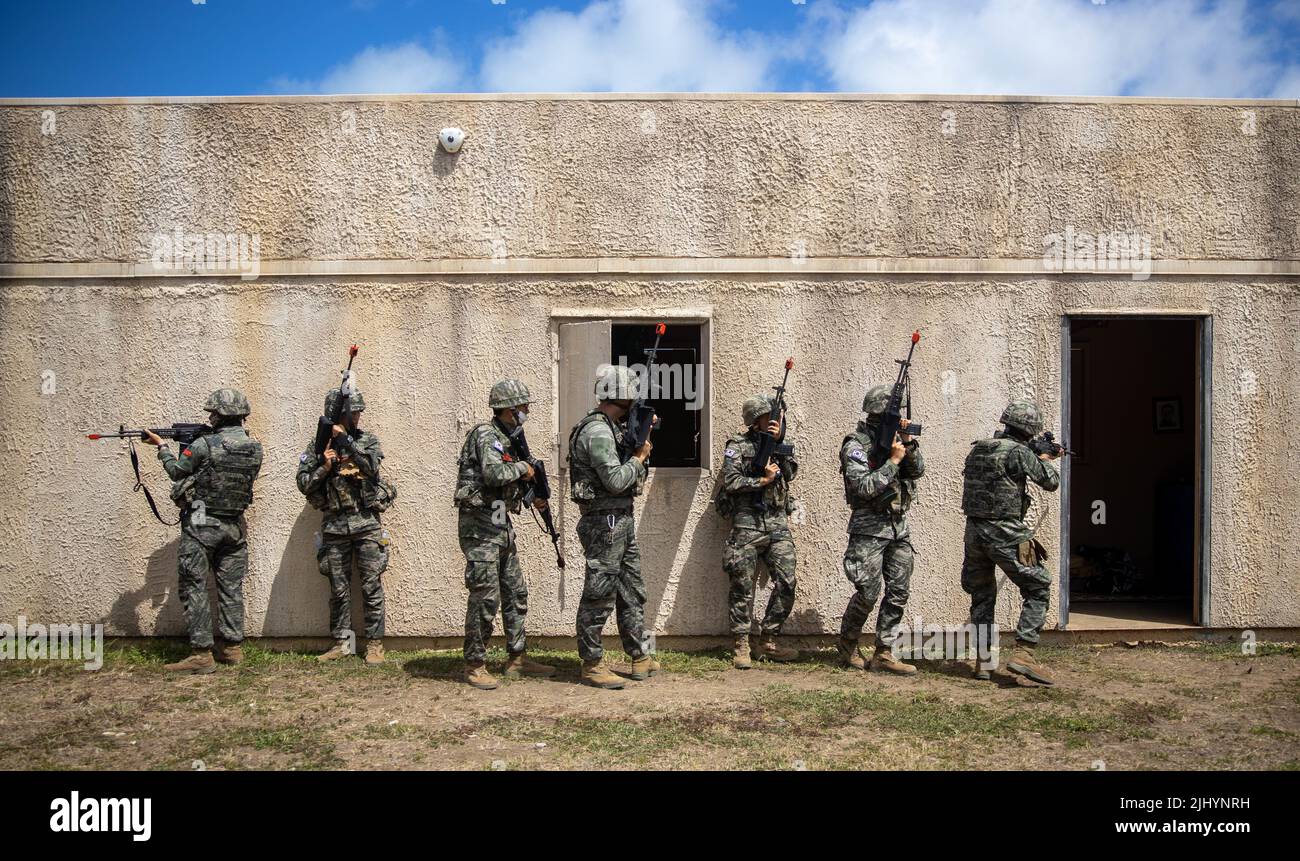 I Marines della Repubblica di Corea si preparano ad assicurare un composto durante un esercizio simulato di guerra del terreno urbano, parte del bordo della formazione multinazionale pacifica alla stazione del corpo Marino del soffietto, 14 luglio 2022 a Waimanalo, Hawaii. Foto Stock