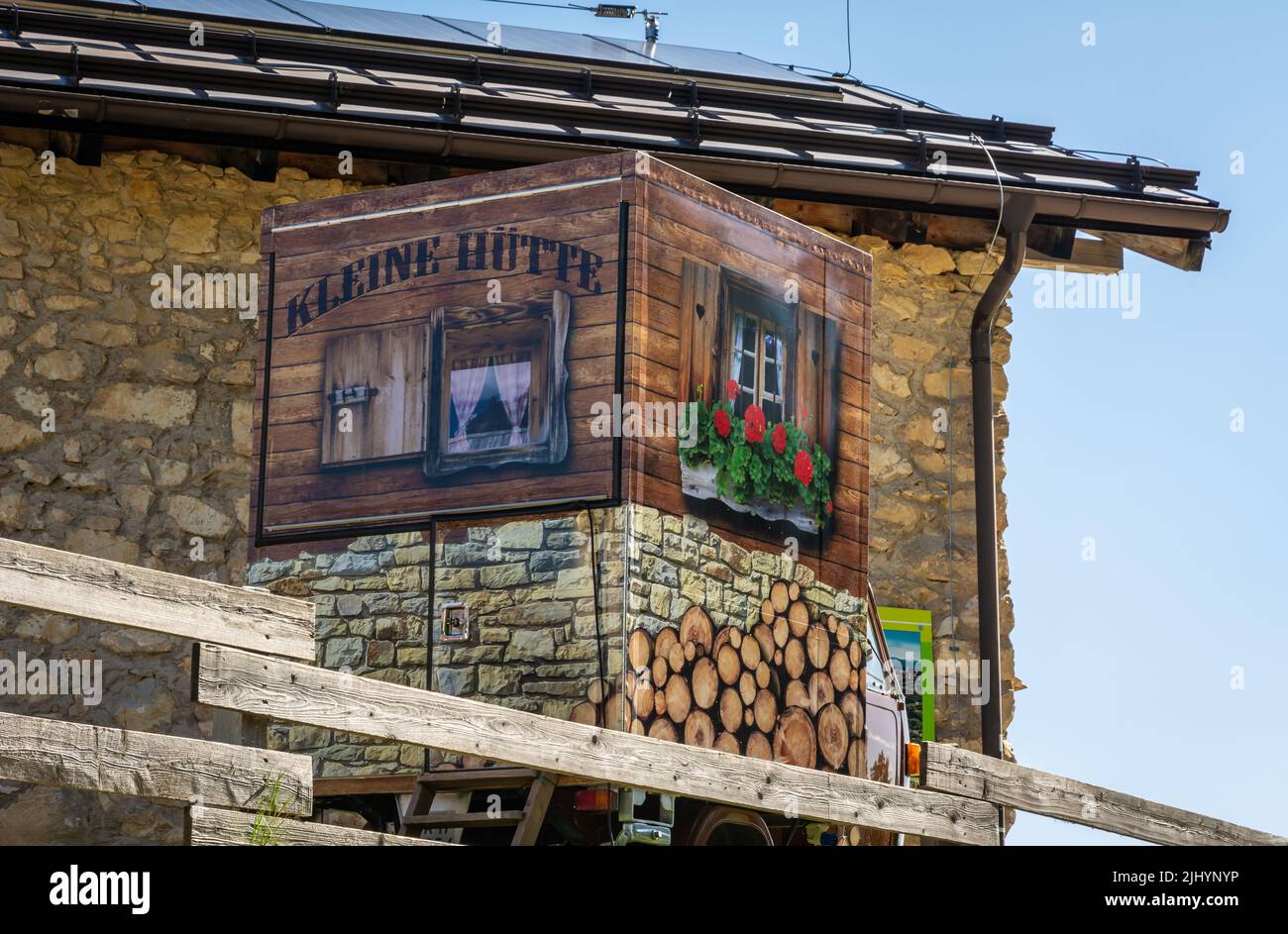 Il rifugio - Malga Romeno, ai piedi del Monte Roen, dolomiti italiane - Trentino Alto Adige, Italia settentrionale - Foto Stock