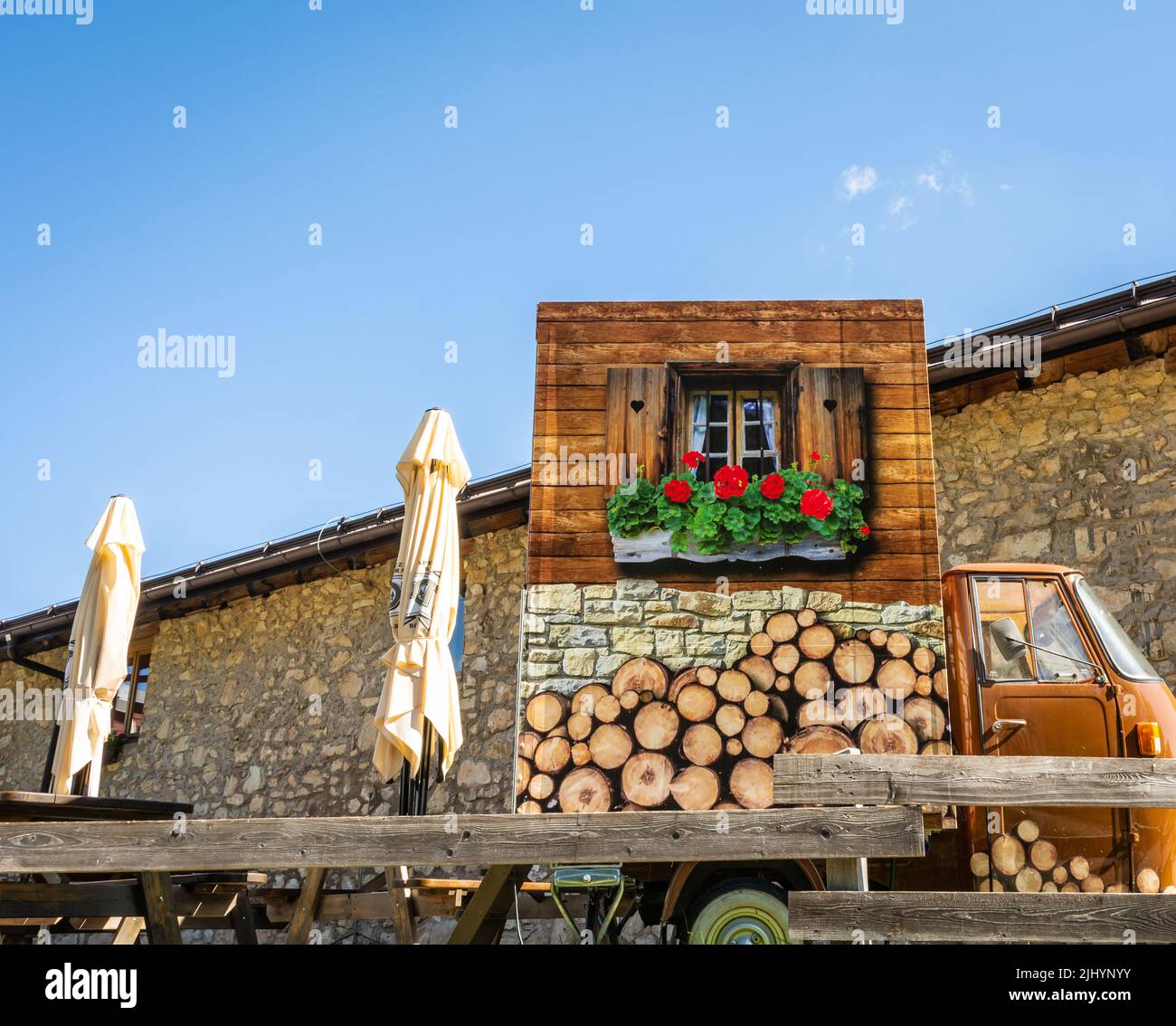 Il rifugio - Malga Romeno, ai piedi del Monte Roen, dolomiti italiane - Trentino Alto Adige, Italia settentrionale - Foto Stock