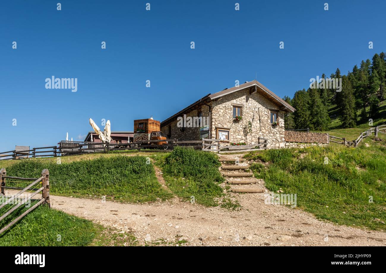 Il rifugio - Malga Romeno, ai piedi del Monte Roen, dolomiti italiane - Trentino Alto Adige, Italia settentrionale - Foto Stock
