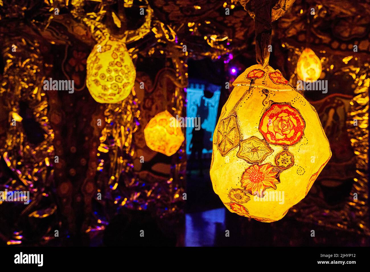 Camera d'oro di Oterworld con lanterne ornamentali gialle Foto Stock