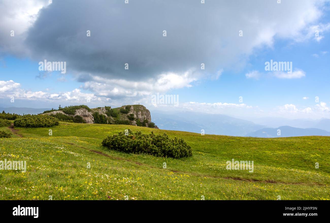 Sentiero di montagna roen immagini e fotografie stock ad alta ...