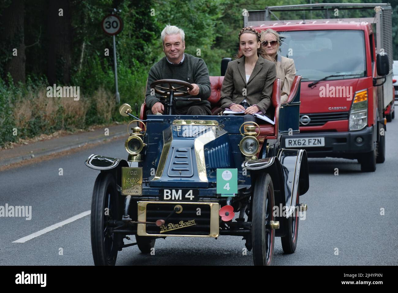 Ashtead, Regno Unito, 21st luglio 2022. Il Royal Automobile Club (RAC) ha tenuto il primo Summer Veteran Car Run attraverso la contea di Surrey. I veicoli precedenti al 1905 partirono dal RAC's Woodcote Park vicino a Epsom e si sono divertiti con un viaggio di andata e ritorno di 38 km attraverso i villaggi rurali e le Surrey Hills. L'evento ha servito come un riscaldamento alla famosa corsa Veteran Car Run di Londra a Brighton, che vedrà la partecipazione di centinaia di veicoli di oltre 25 anni. Credit: Undicesima ora Fotografia/Alamy Live News Foto Stock