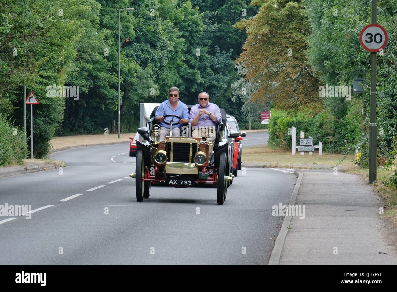 Ashtead, Regno Unito, 21st luglio 2022. Il Royal Automobile Club (RAC) ha tenuto il primo Summer Veteran Car Run attraverso la contea di Surrey. I veicoli precedenti al 1905 partirono dal RAC's Woodcote Park vicino a Epsom e si sono divertiti con un viaggio di andata e ritorno di 38 km attraverso i villaggi rurali e le Surrey Hills. L'evento ha servito come un riscaldamento alla famosa corsa Veteran Car Run di Londra a Brighton, che vedrà la partecipazione di centinaia di veicoli di oltre 25 anni. Credit: Undicesima ora Fotografia/Alamy Live News Foto Stock