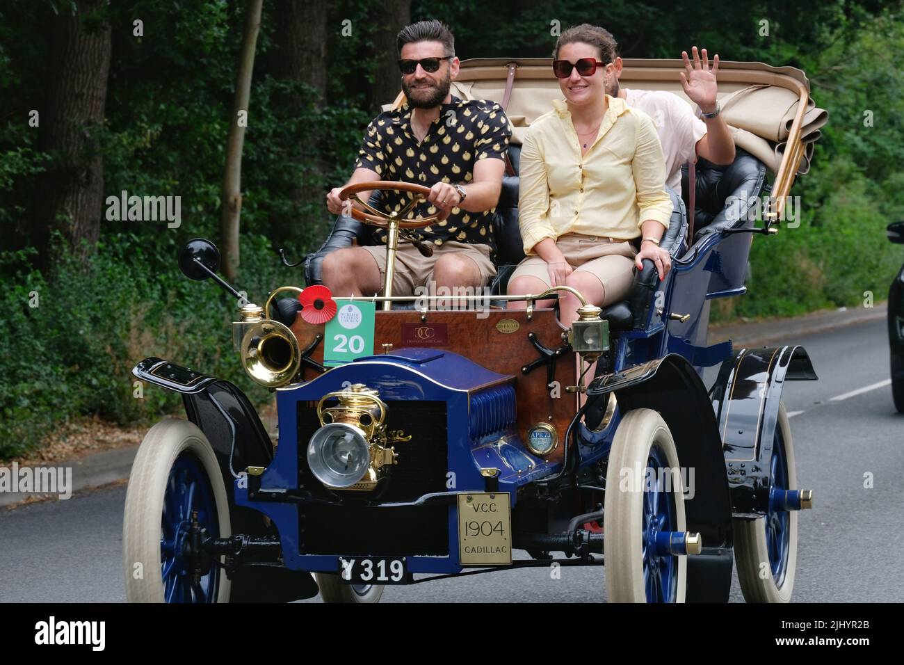 Ashtead, Regno Unito, 21st luglio 2022. Il Royal Automobile Club (RAC) ha tenuto il primo Summer Veteran Car Run attraverso la contea di Surrey. I veicoli precedenti al 1905 partirono dal RAC's Woodcote Park vicino a Epsom e si sono divertiti con un viaggio di andata e ritorno di 38 km attraverso i villaggi rurali e le Surrey Hills. L'evento ha servito come un riscaldamento alla famosa corsa Veteran Car Run di Londra a Brighton, che vedrà la partecipazione di centinaia di veicoli di oltre 25 anni. Credit: Undicesima ora Fotografia/Alamy Live News Foto Stock