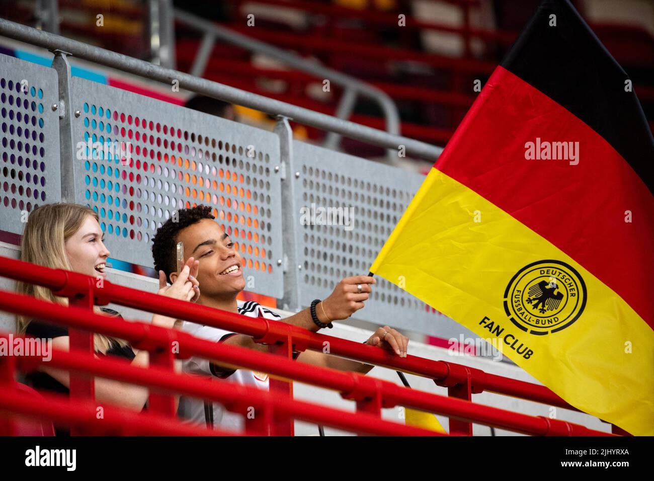 Londra, Regno Unito. 21st luglio 2022. Londra, Inghilterra, luglio 21st 2022: Tifosi tedeschi alla finale di calcio UEFA Womens Euro 2022 Quarter tra Germania e Austria al Brentford Community Stadium di Londra, Inghilterra. (Liam Asman /Womens Football Magazine /SPP) Credit: SPP Sport Press Photo. /Alamy Live News Foto Stock