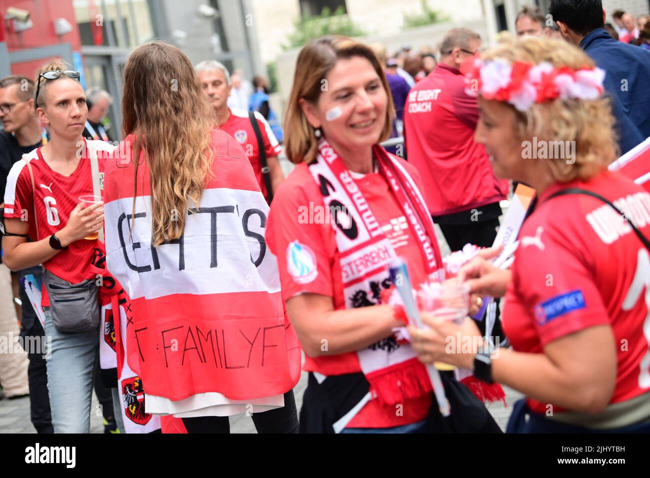 Londra, Regno Unito. 21st luglio 2022. Calcio, donne: Campionato europeo 2022, Germania - Austria, turno finale, quarto finale al Brentford Community Stadium di Londra: Tifosi austriaci fuori dallo stadio. Credit: Sebastian Gollnow/dpa/Alamy Live News Foto Stock