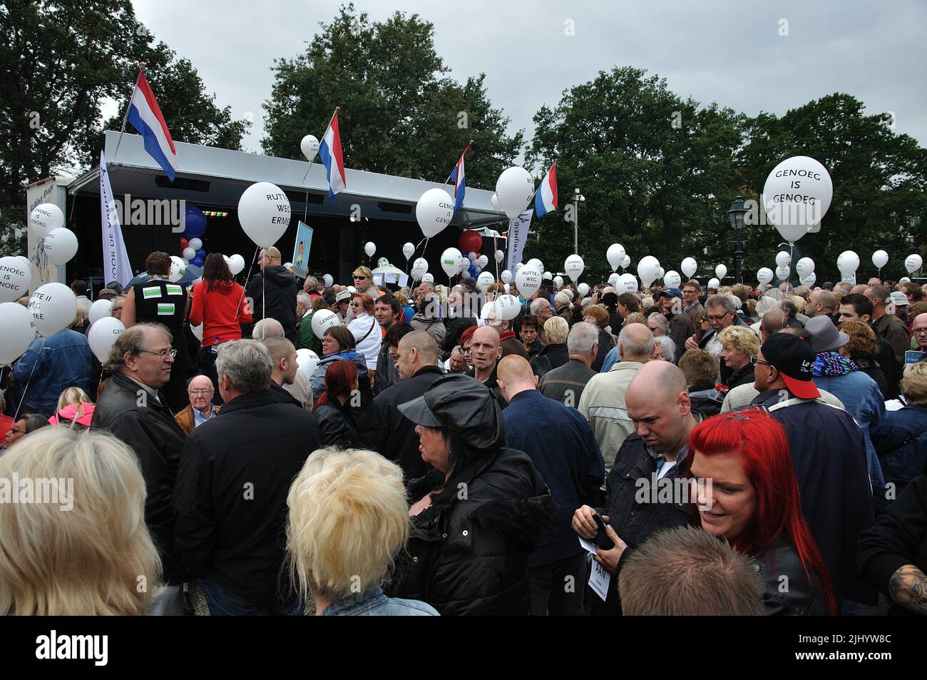 21-09-2013 l'Aia, i Paesi Bassi. Il partito politico PVV ha organizzato una protesta contro il secondo gabinetto Rutte. C'è stata anche un'altra protesta nella zona, ma i manifestanti sono stati tenuti separati Foto Stock