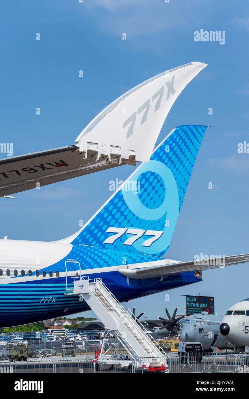 Boeing 777-9, noto anche come 777X, aereo aereo di linea a reazione di Farnborough International Airshow 2022. Dettaglio del logo pieghevole con punta ad ali e coda Foto Stock