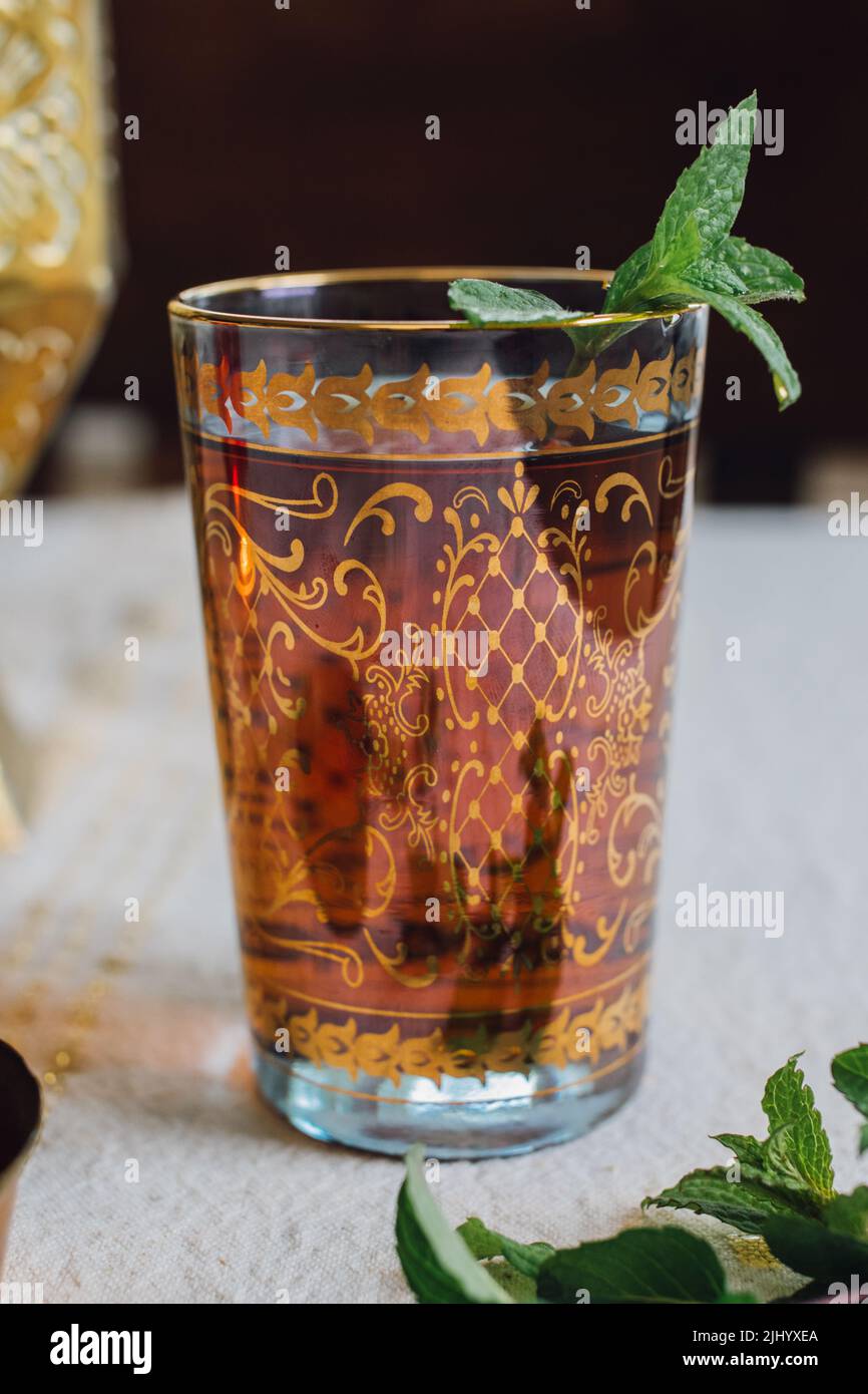 Tè alla menta marocchino in vetro blu oro Foto Stock