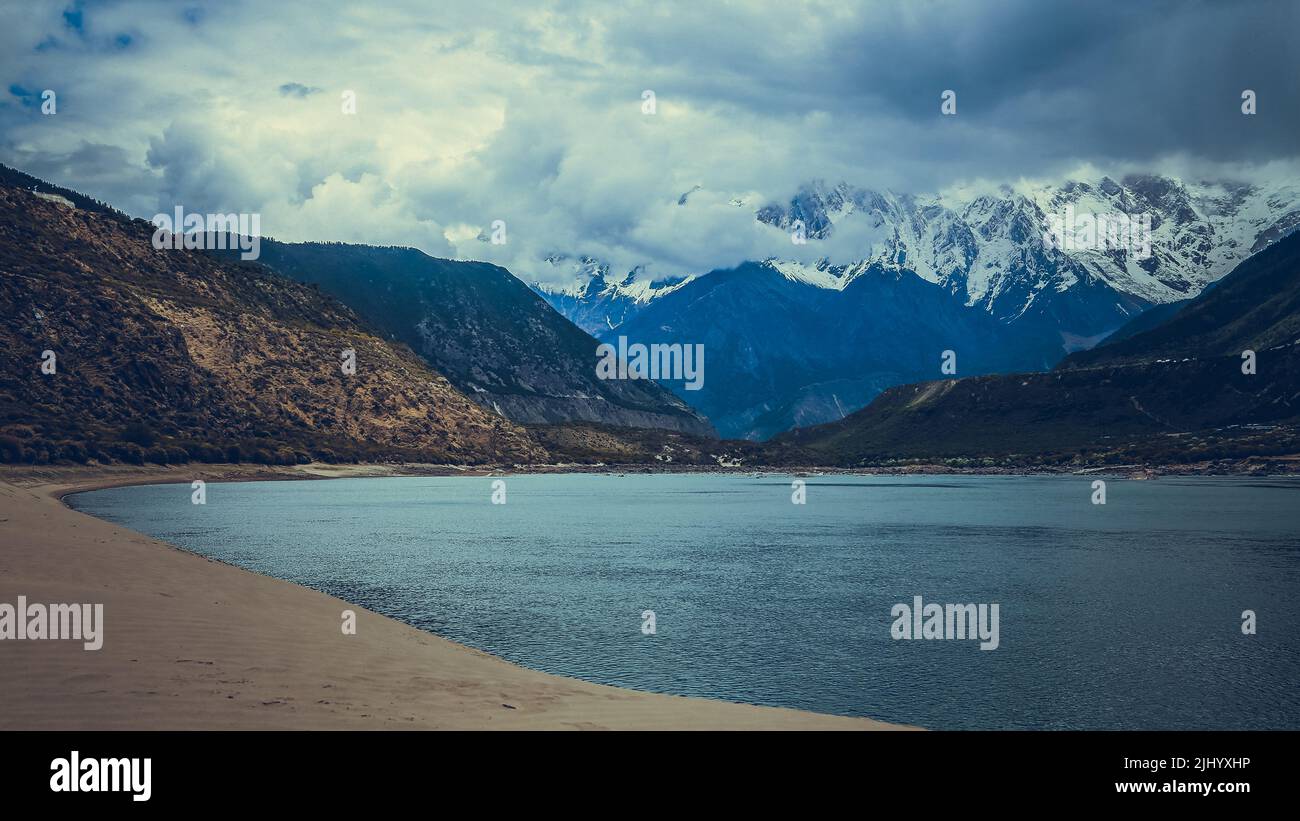Un paesaggio panoramico nella valle del fiume Yarlung Zangbo Foto Stock