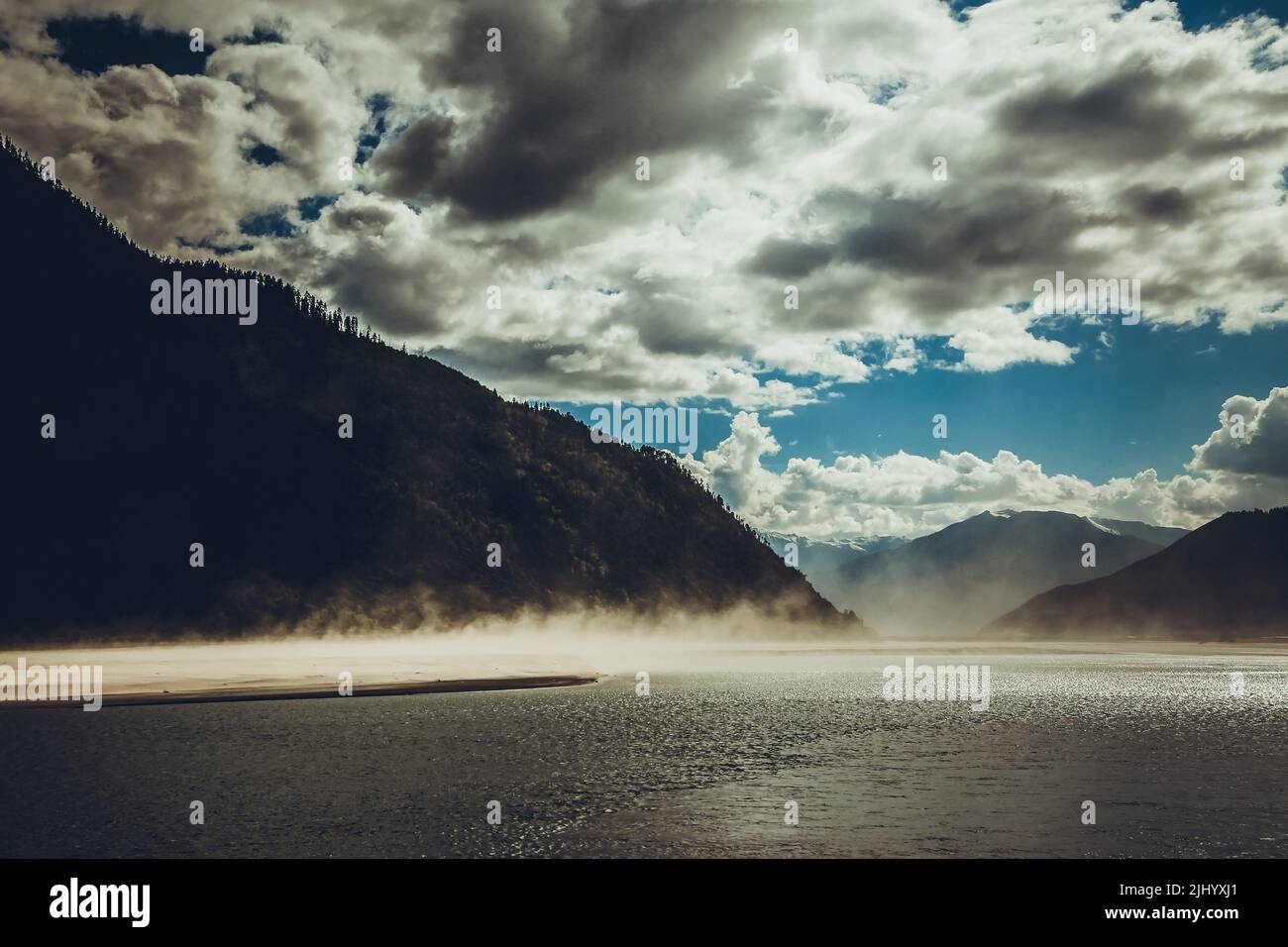 Un paesaggio panoramico nella valle del fiume Yarlung Zangbo Foto Stock