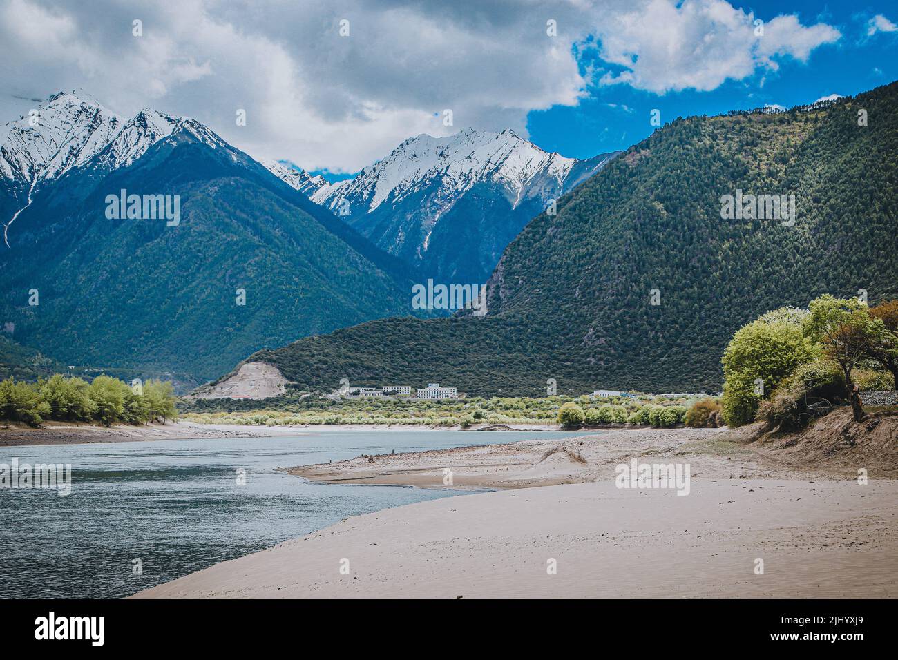 Un paesaggio panoramico nella valle del fiume Yarlung Zangbo Foto Stock