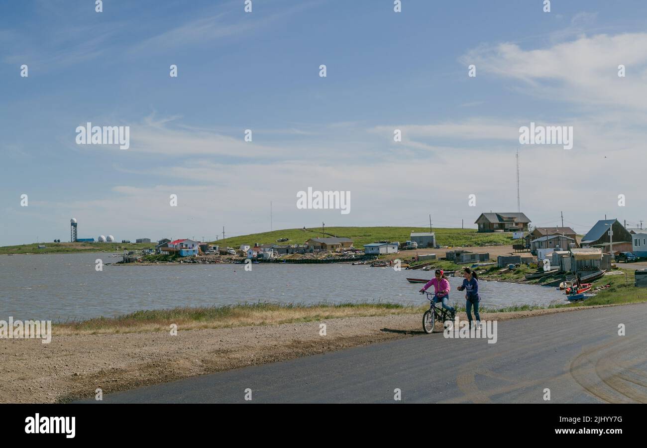 Giovani ragazze sulla strada sterrata in estate, nella comunità Inuvialuit di Tuktoyaktuk, Artico occidentale, territori nordoccidentali, Canada. Foto Stock