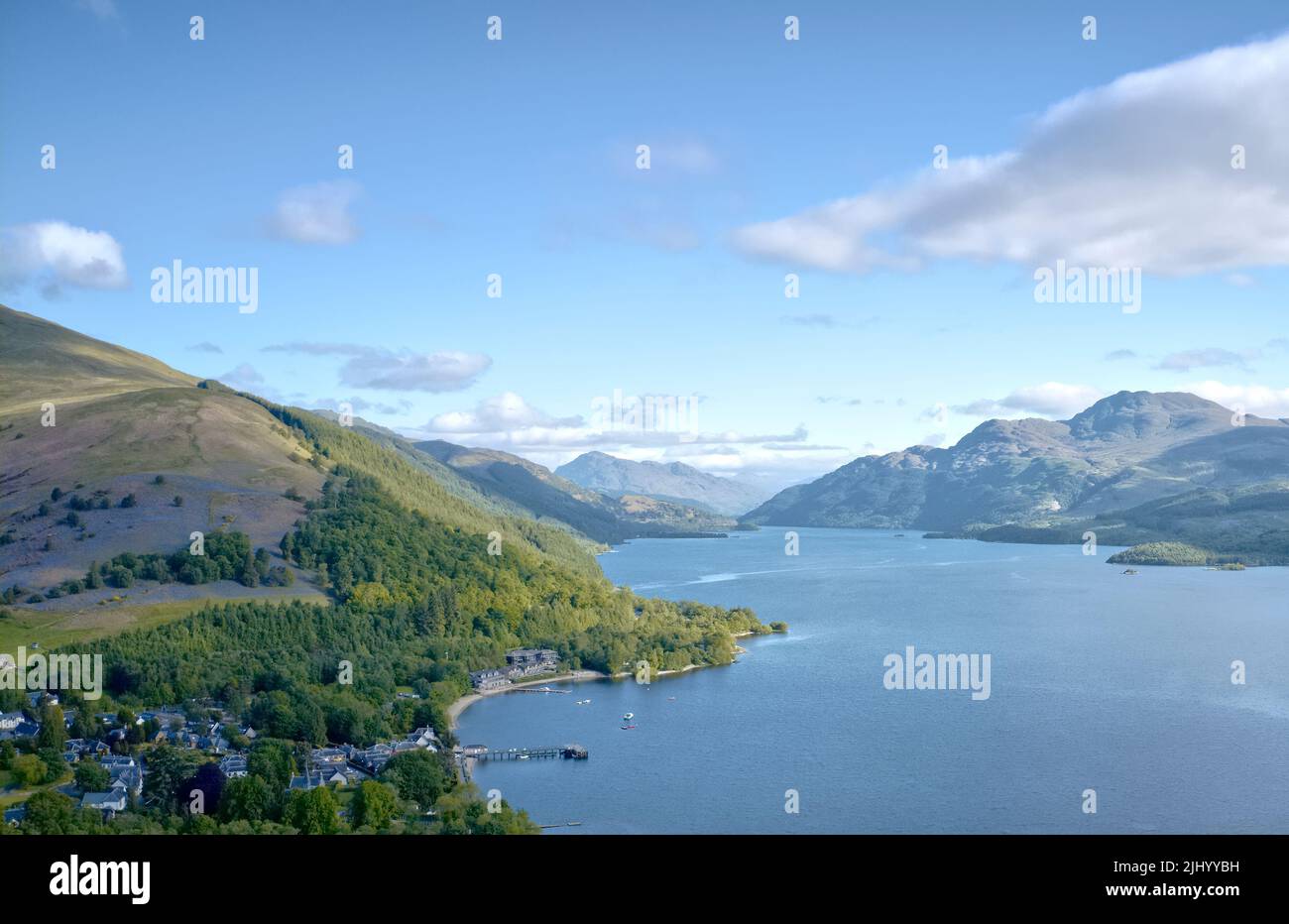 Ben Lomond vista dal Loch Lomond durante l'estate Foto Stock