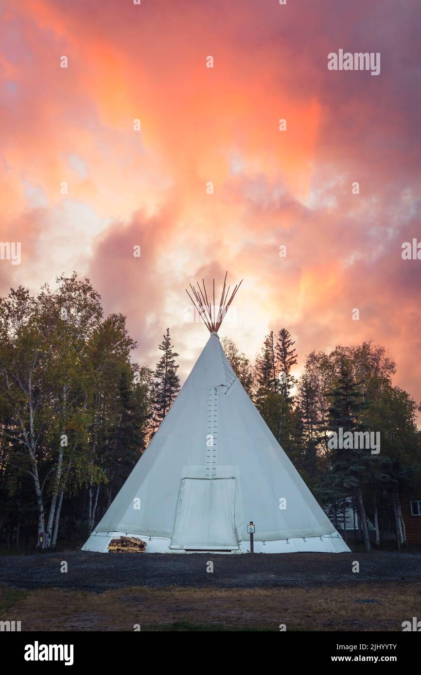 Teepee al tramonto all'Aurora Village in autunno, al di fuori di Yellowknife, territori del nord-ovest, Canada. Foto Stock