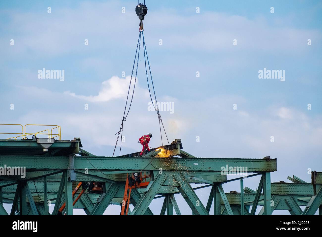 Un saldatore da costruzione al lavoro sul ponte Champlain smantellato a Montreal, Canada. Foto Stock