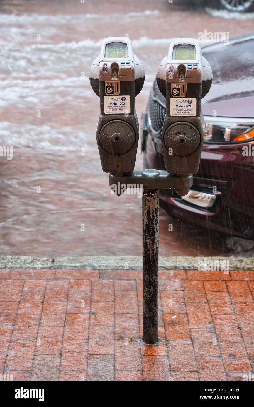 Parchimetro su strada allagata durante le forti piogge. Pioggia estiva nel centro di Annapolis, Maryland, Stati Uniti. Foto Stock