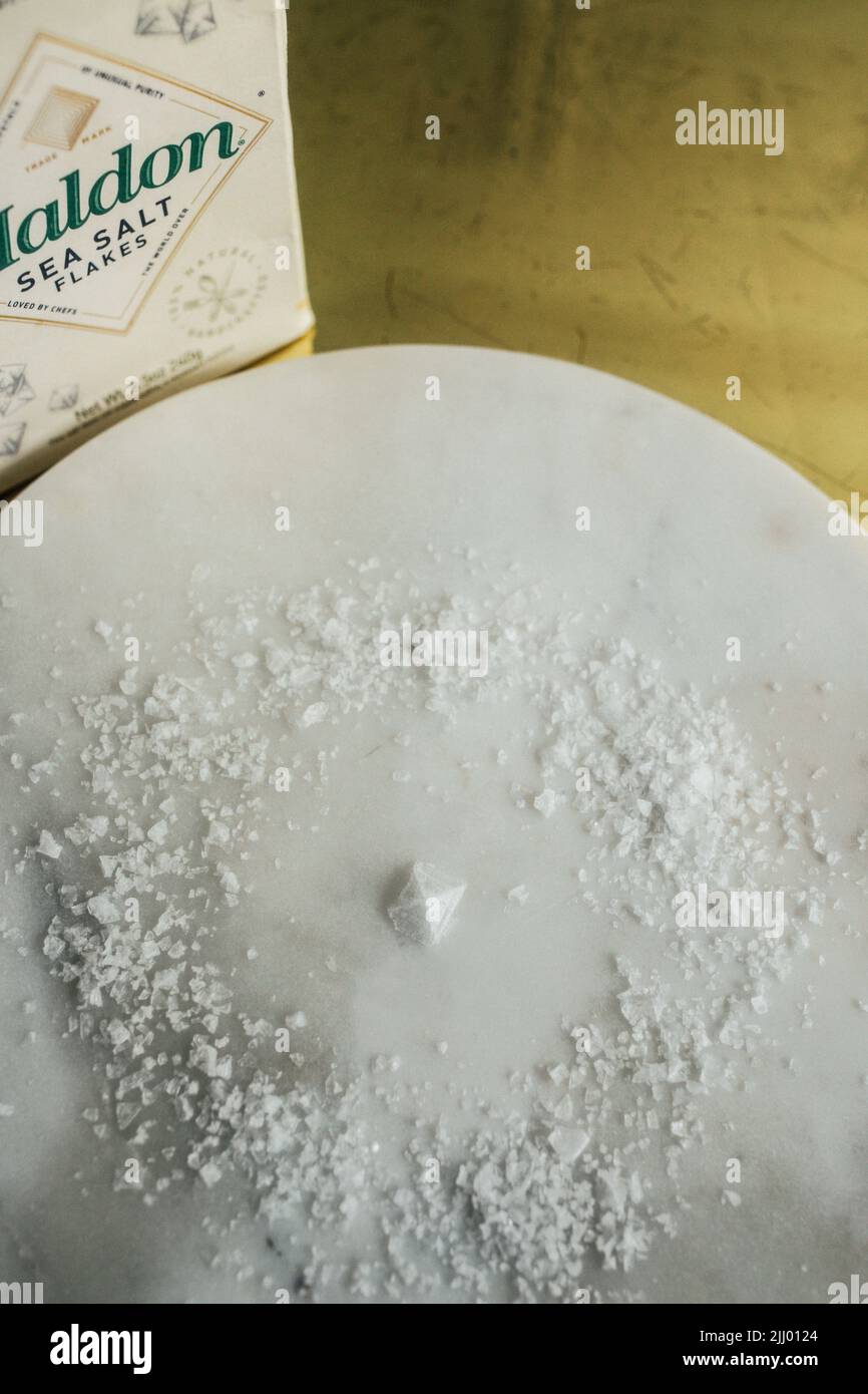 Maldon sale marino fiocchi nel cucchiaio. Pronto per l'uso. Alimenti  biologici Foto stock - Alamy