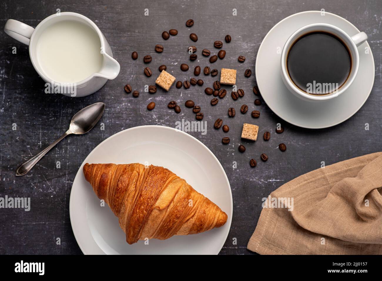 Fotografia gastronomica di croissant, caffè, colazione, latte, caffè in grani Foto Stock