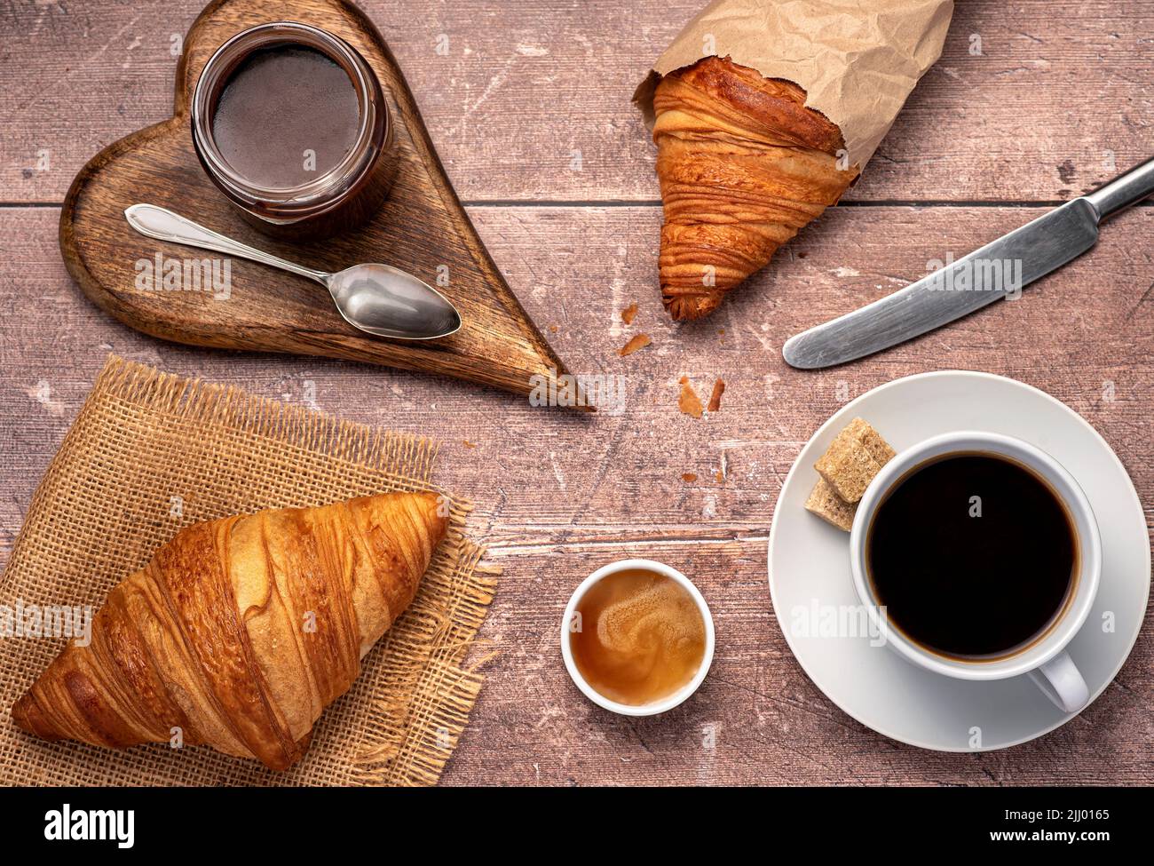 Fotografia gastronomica di croissant, caffè, colazione, crema al cioccolato Foto Stock
