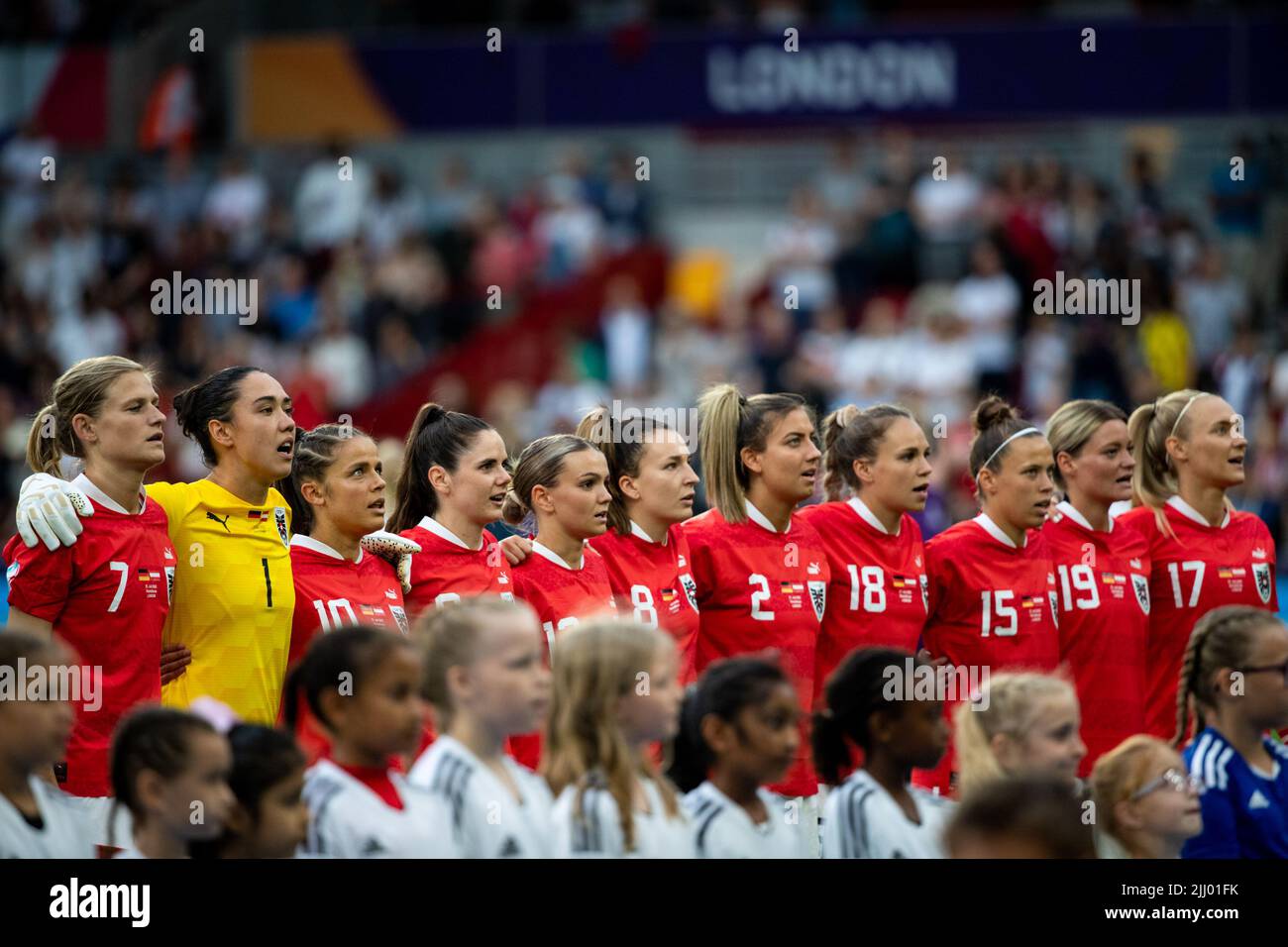 Londra, Regno Unito. 21st luglio 2022. Londra, Inghilterra, luglio 21st 2022: Giocatori dell'Austria prima della partita di calcio finale di 2022 quarti di Euro UEFA Womens tra Germania e Austria al Brentford Community Stadium di Londra, Inghilterra. (Liam Asman /Womens Football Magazine /SPP) Credit: SPP Sport Press Photo. /Alamy Live News Foto Stock